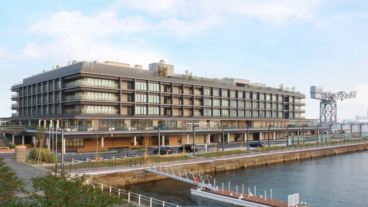 海に浮かぶような非日常空間が広がるインターコンチネンタル横浜Pier 8の外観と心地よい海風を感じるピア