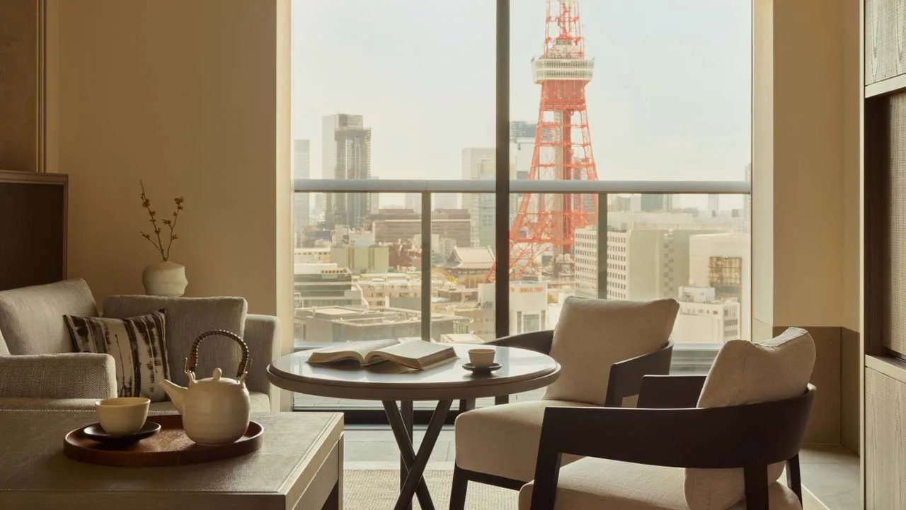 JANU東京(JANU東京)の客室から望む東京タワー、お茶を飲みながら優雅に寛ぐロマンチックなひととき