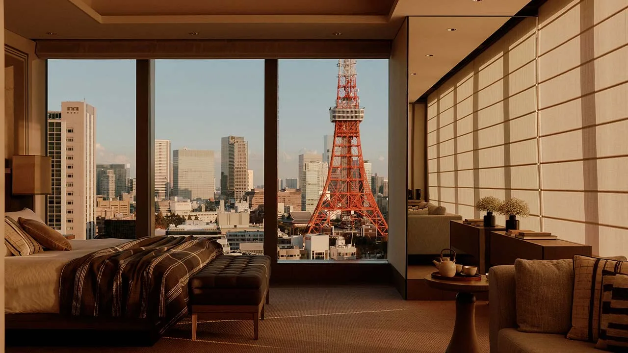 JANU東京(JANU東京)のベッドルーム、大きな窓一面に広がる東京タワーの絶景と朝の柔らかな光