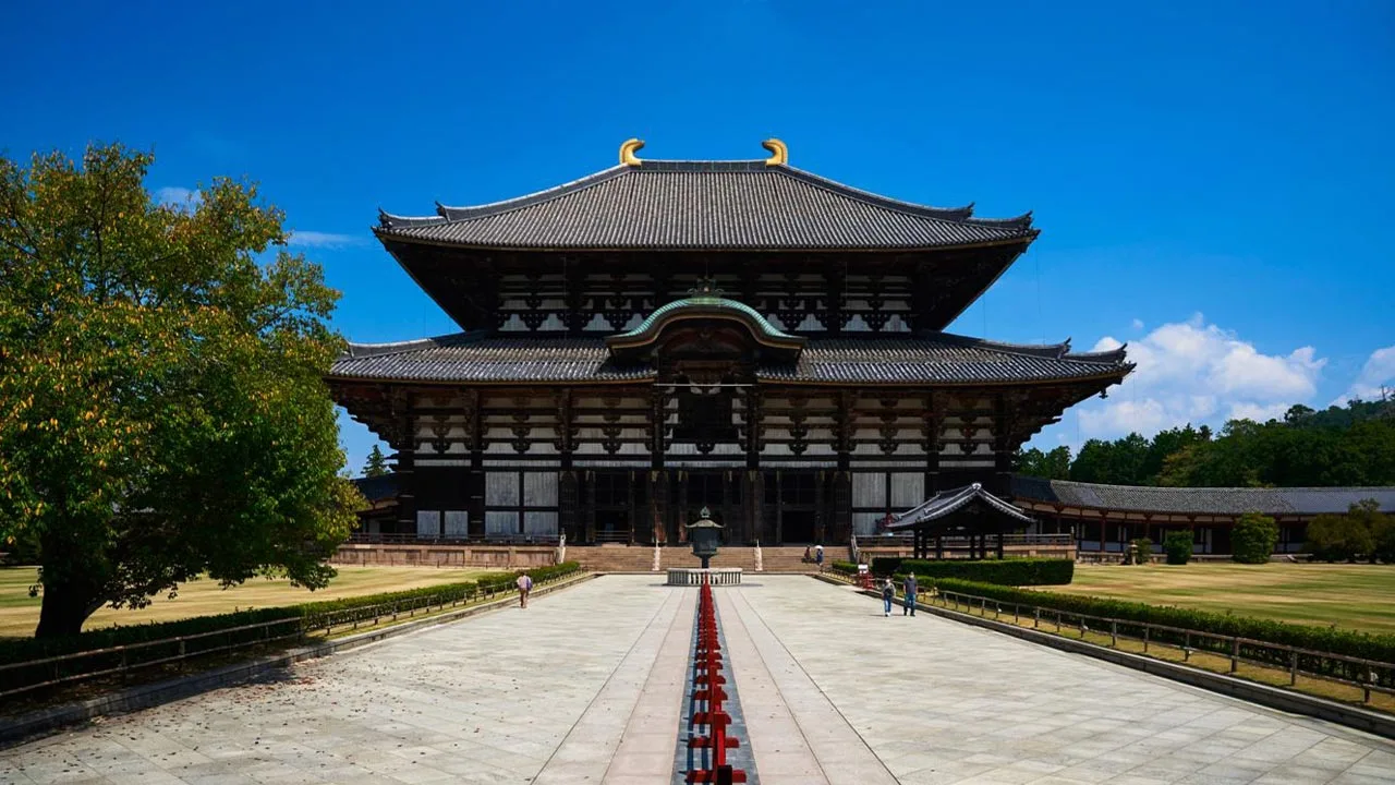 澄み切った青空に映える壮大な東大寺大仏殿。JWマリオット・ホテル奈良を拠点に楽しむ、心洗われる古都の寺社巡り