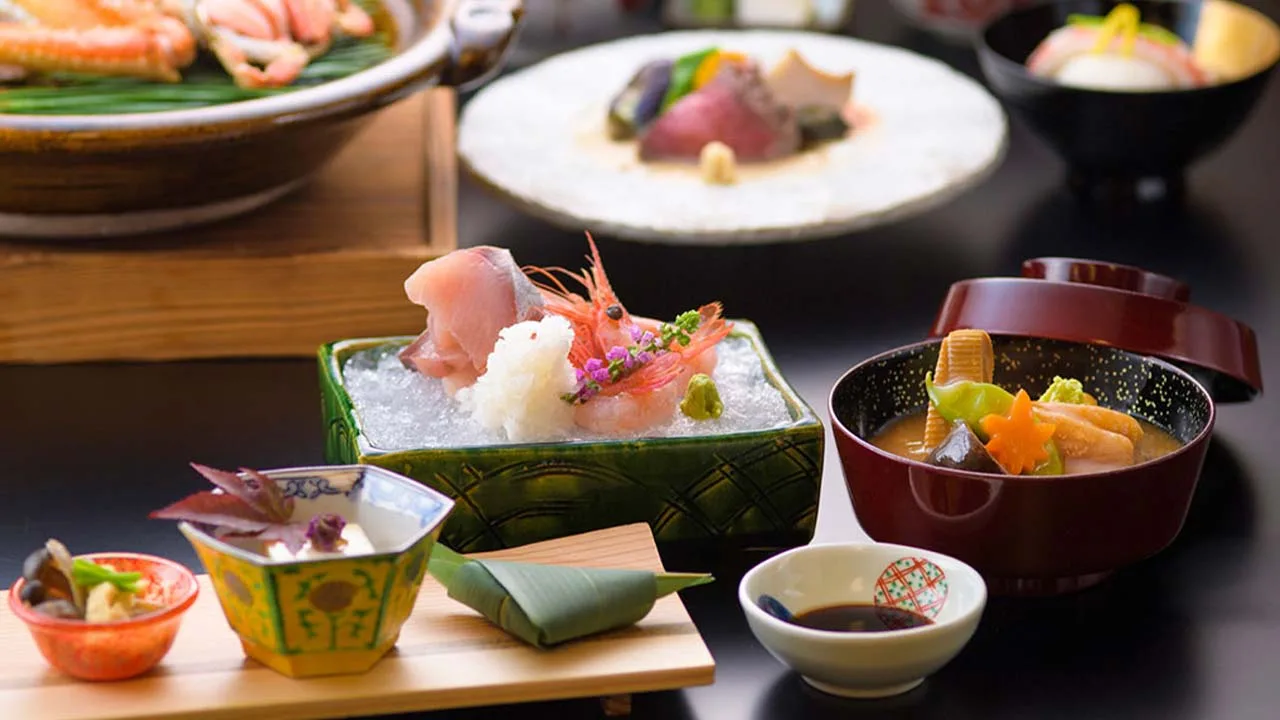 氷の上に盛られた新鮮な海の幸を堪能できる料理旅館 金沢茶屋の華やかな夕食。目でも舌でも味わえる、美しい器に彩られた至福の懐石料理。
