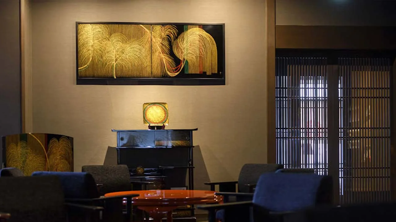 繊細で美しい金のアートワークが目を惹く料理旅館 金沢茶屋のモダンな空間。静かな大人の時間が流れる、上質で落ち着いたラウンジ。
