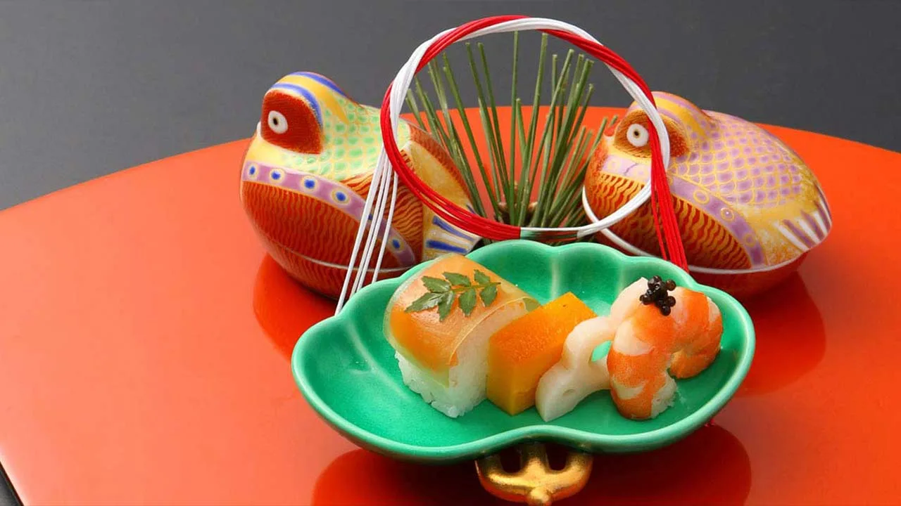 愛らしい鳥の形をした器と色鮮やかな前菜が並ぶ料理旅館 金沢茶屋の逸品。お祝いの飾りが添えられた美食の数々に心がときめく特別な体験。