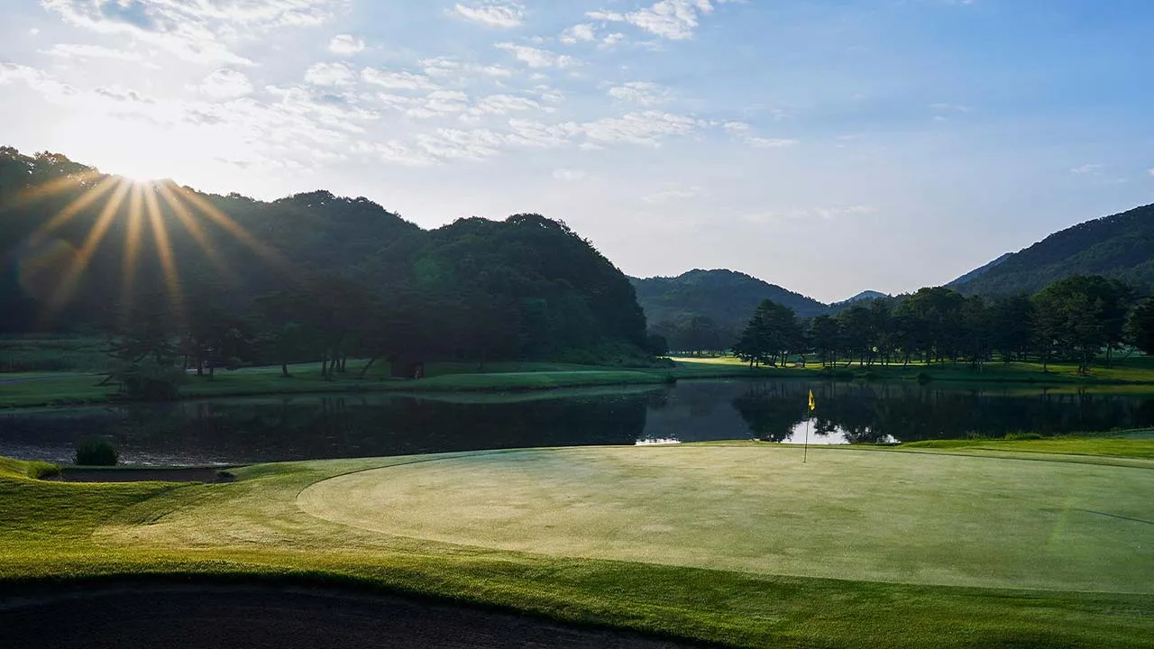 柔らかな朝日に包まれた緑と水面が美しく輝く、軽井沢 浅間プリンスホテルの息をのむほど幻想的な景色