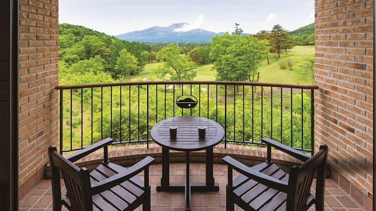 浅間山を望む軽井沢 浅間プリンスホテルのバルコニーで、あたたかいコーヒーをお供に語り合う静かで穏やかな朝