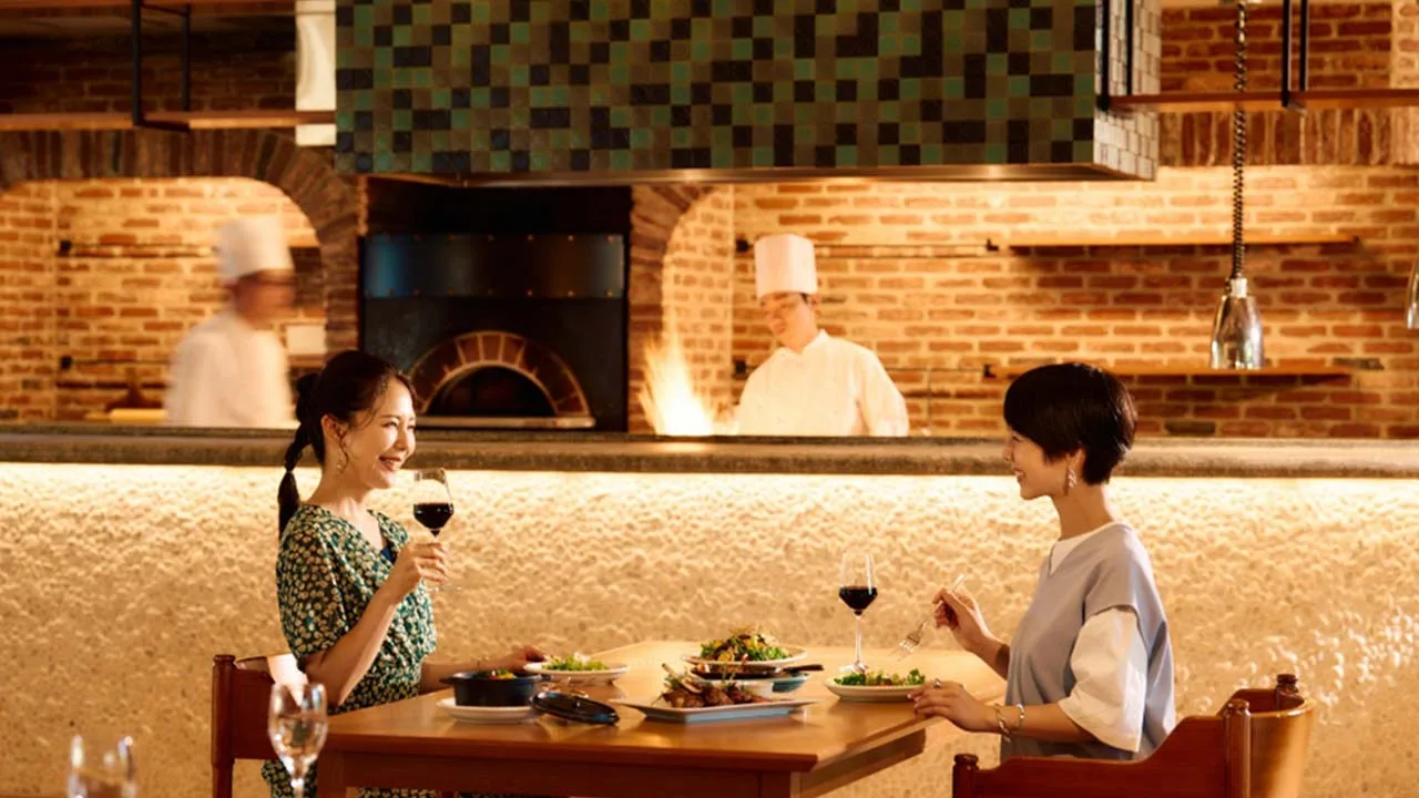 炎が揺らぐ窯を背景に美味しいワインとディナーで会話が弾む軽井沢プリンスホテル イーストでの女子旅
