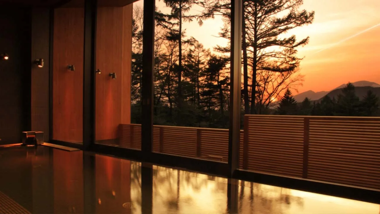 茜色に染まる夕暮れの絶景を湯船から独り占めできる軽井沢プリンスホテル イーストのエモーショナルなひととき
