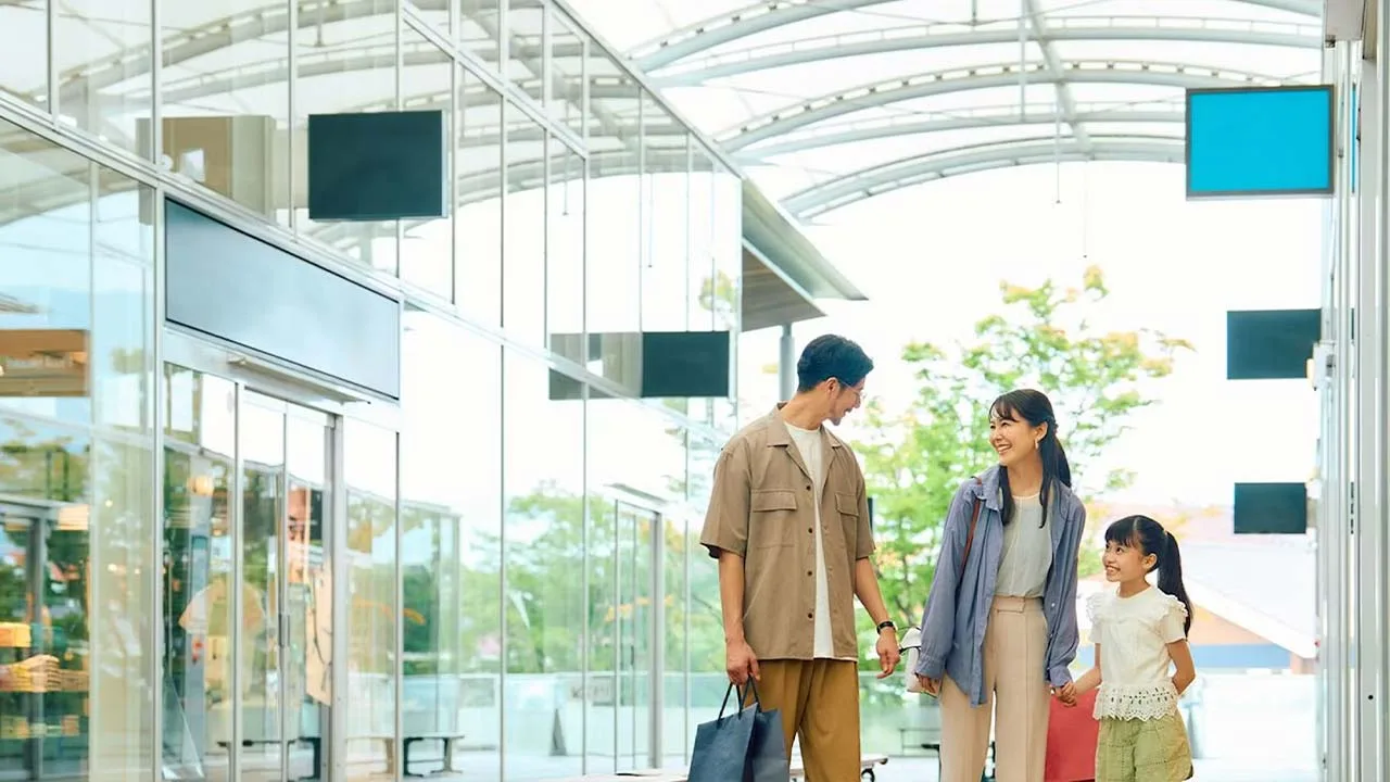 軽井沢プリンスホテル ウエストでの滞在中に楽しむ、笑顔あふれるショッピング。光が差し込む開放的な空間で心弾むリゾート体験を。