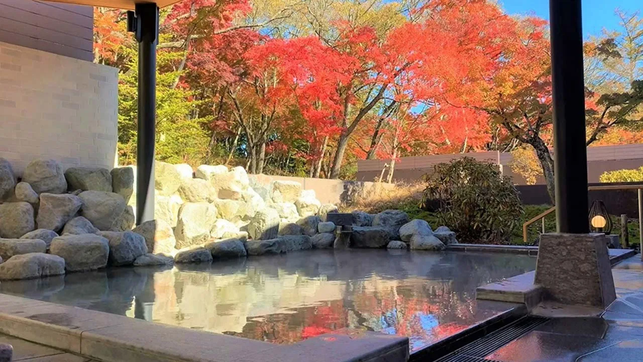 燃えるような紅葉を独り占めできる、軽井沢プリンスホテル ウエストの開放的な露天風呂。澄んだ空気と温かいお湯に癒やされる至福のリラックスタイム。
