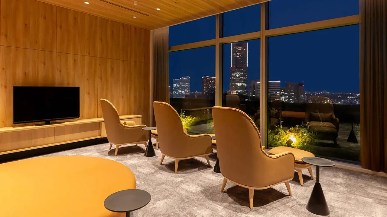 ロマンチックな夜景を眺めながらふかふかのソファで静かな大人の時間を味わえる京急 EXホテル みなとみらい横浜の夜のラウンジ