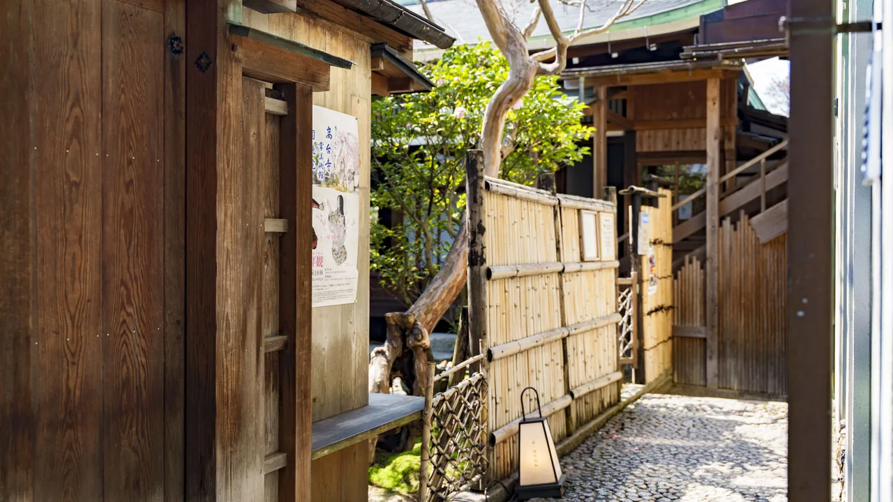 竹垣に挟まれた小路の先に待つ高台寺塔頭 圓徳院 客殿の入口。京都 アメックス ラウンジへ向かう秘密の通路のよう