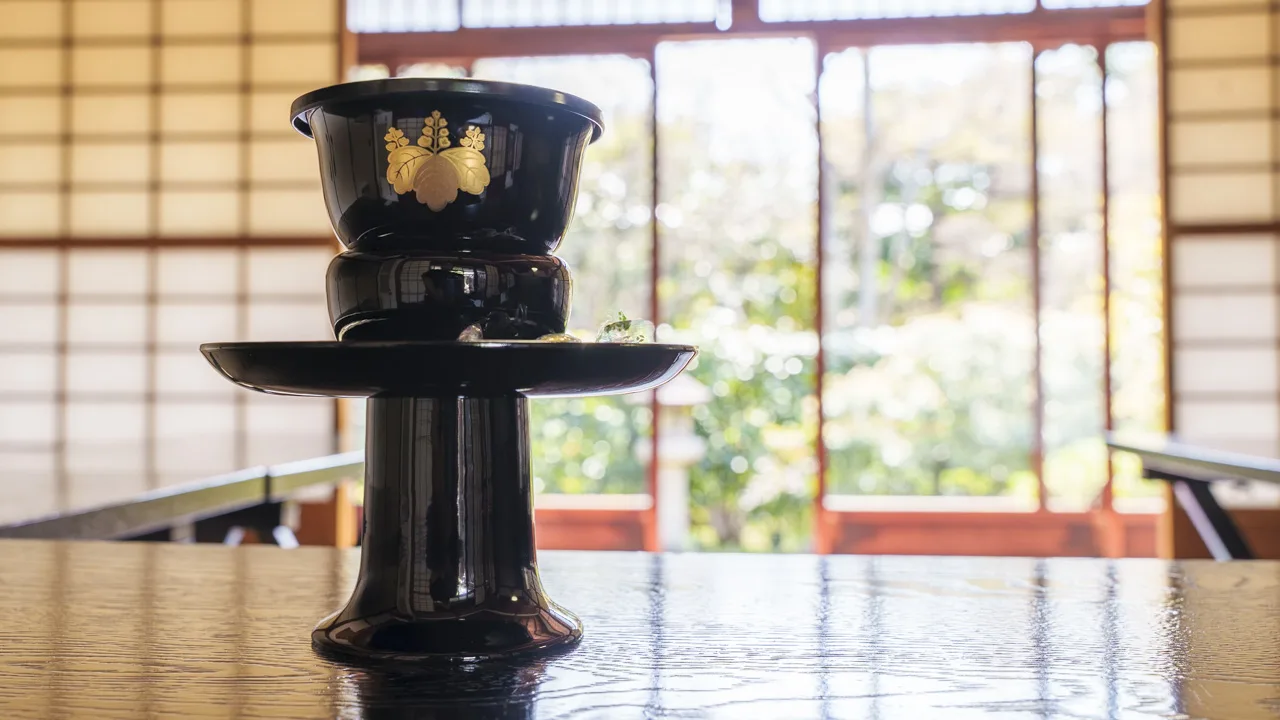 黒漆の台にのせられた出汁の効いた昆布茶と小さなお茶菓子。京都 アメックス ラウンジ・圓徳院客殿で歩き疲れた体にしみる一服