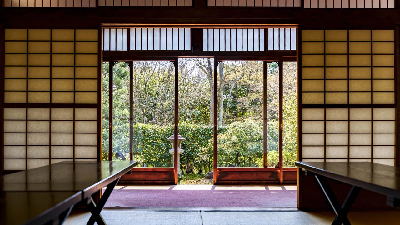 障子を開け放った書院の座卓から眺める庭の緑。高台寺塔頭 圓徳院 客殿で、時間がゆっくり流れ出す