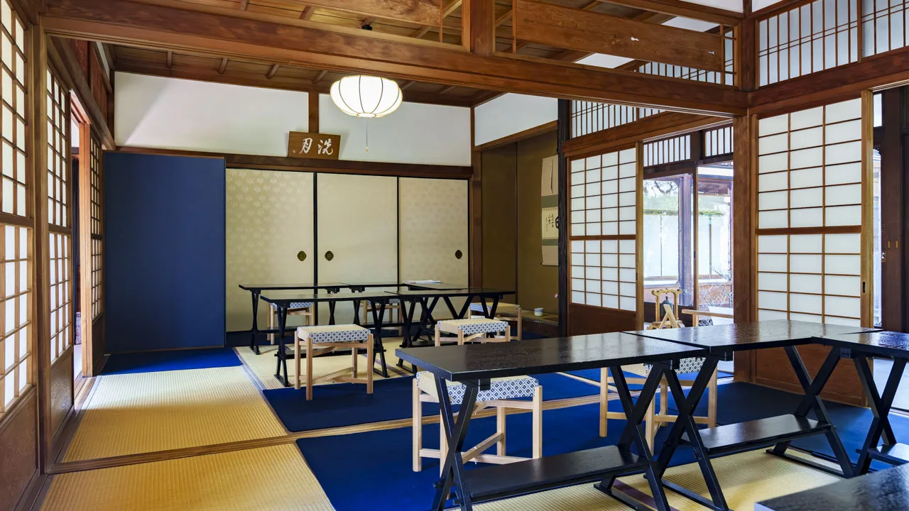 藍の畳縁に低い座卓が並ぶ高台寺塔頭 圓徳院 客殿の書院。ラウンジというより、寺の客間に招かれた気分
