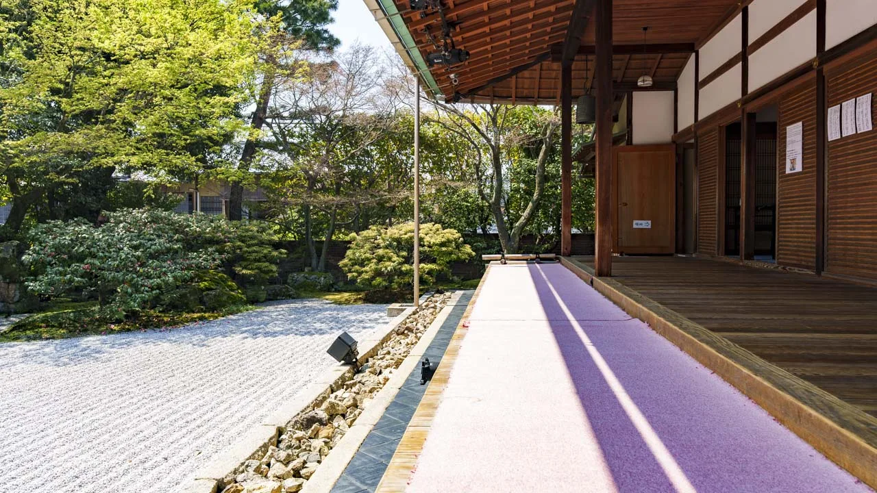 圓徳院方丈の縁側から南庭を望む。ゆっくり流れる時間に身を任せたくなる、京都の午後