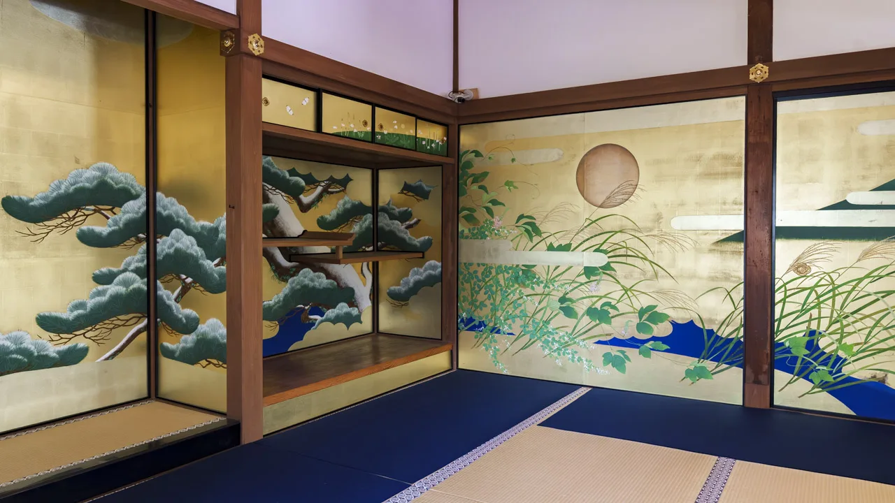金地に松と月が浮かぶ圓徳院の松竹梅図襖。部屋ごとに表情を変える襖絵の、いちばん華やかな一面