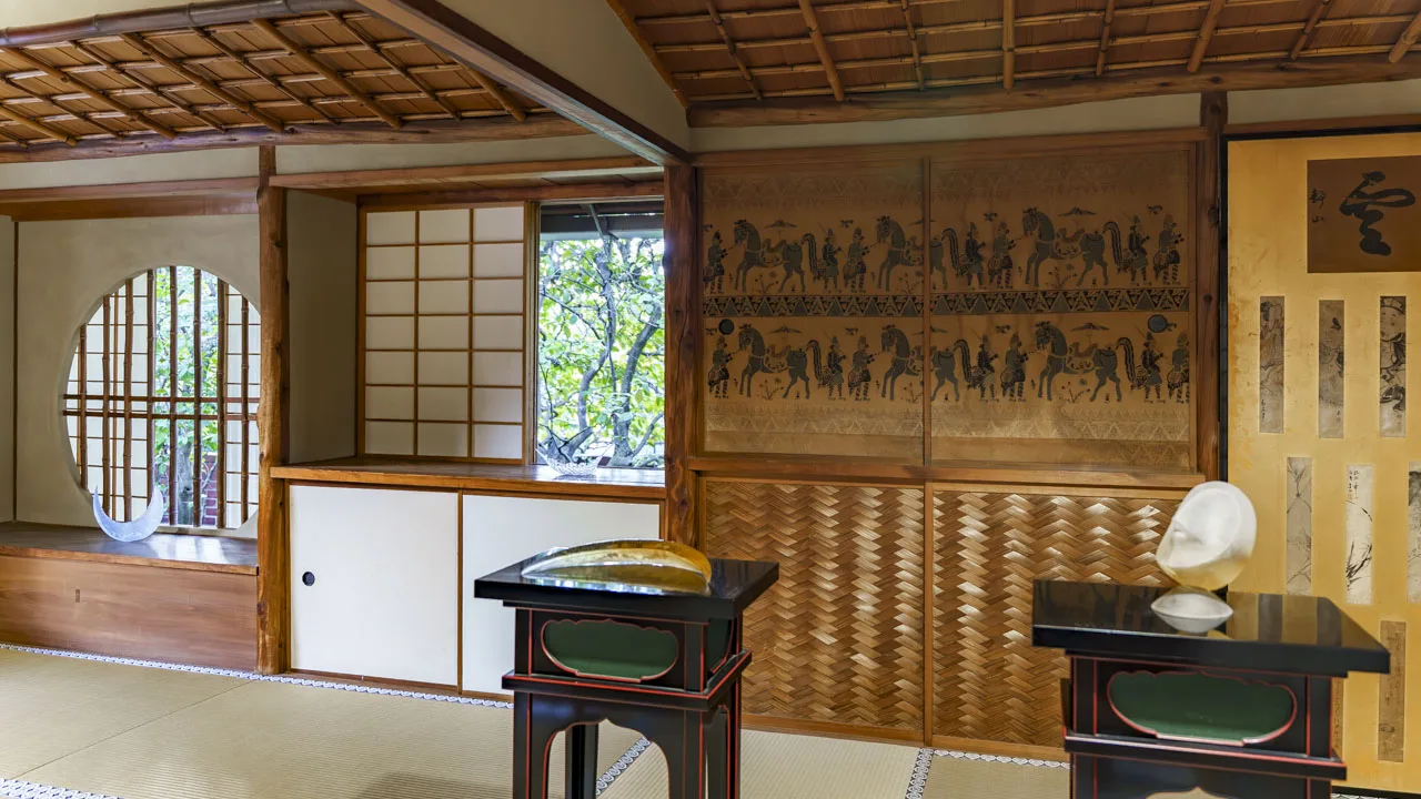 丸窓と馬の文様の襖が並ぶ圓徳院の北書院。季節ごとに入れ替わる展示が、何度来ても飽きさせない