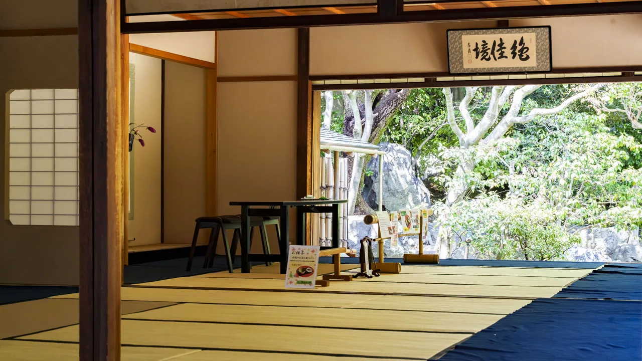 北庭を前にした圓徳院の北書院。ここで楽茶碗の抹茶をいただく時間が、拝観のいちばんの締めくくり