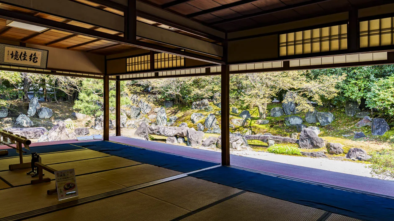 北書院の畳から眺める圓徳院の北庭。国の名勝に指定された桃山の庭が、四季ごとに違う顔を見せる