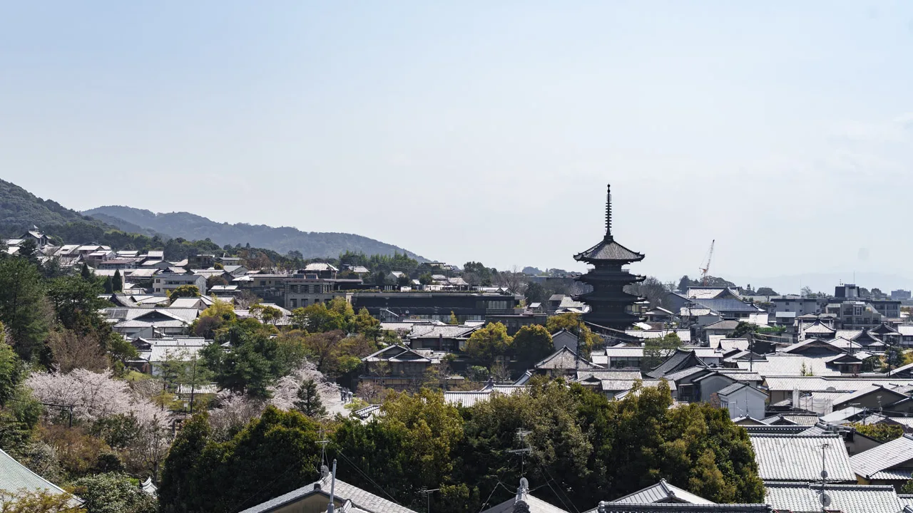 祇園閣の閣上から望む八坂の塔と京都の町並み