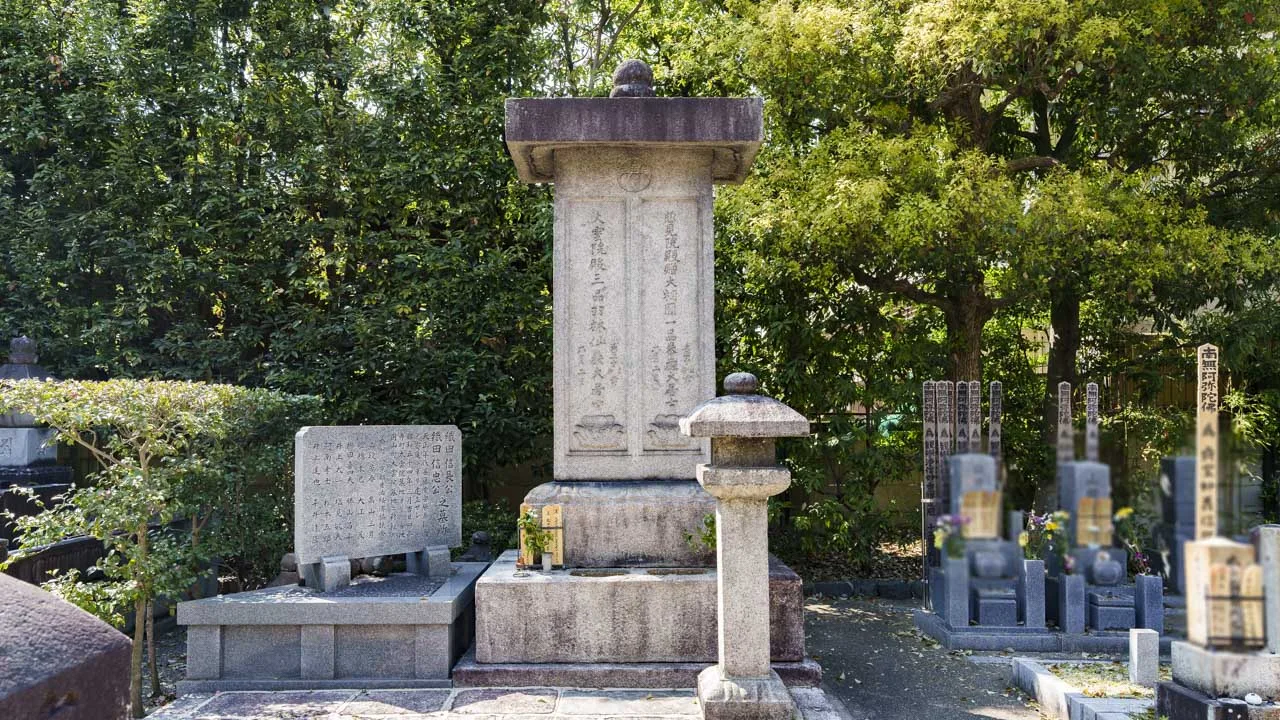 織田信長・信忠父子を弔う石塔
