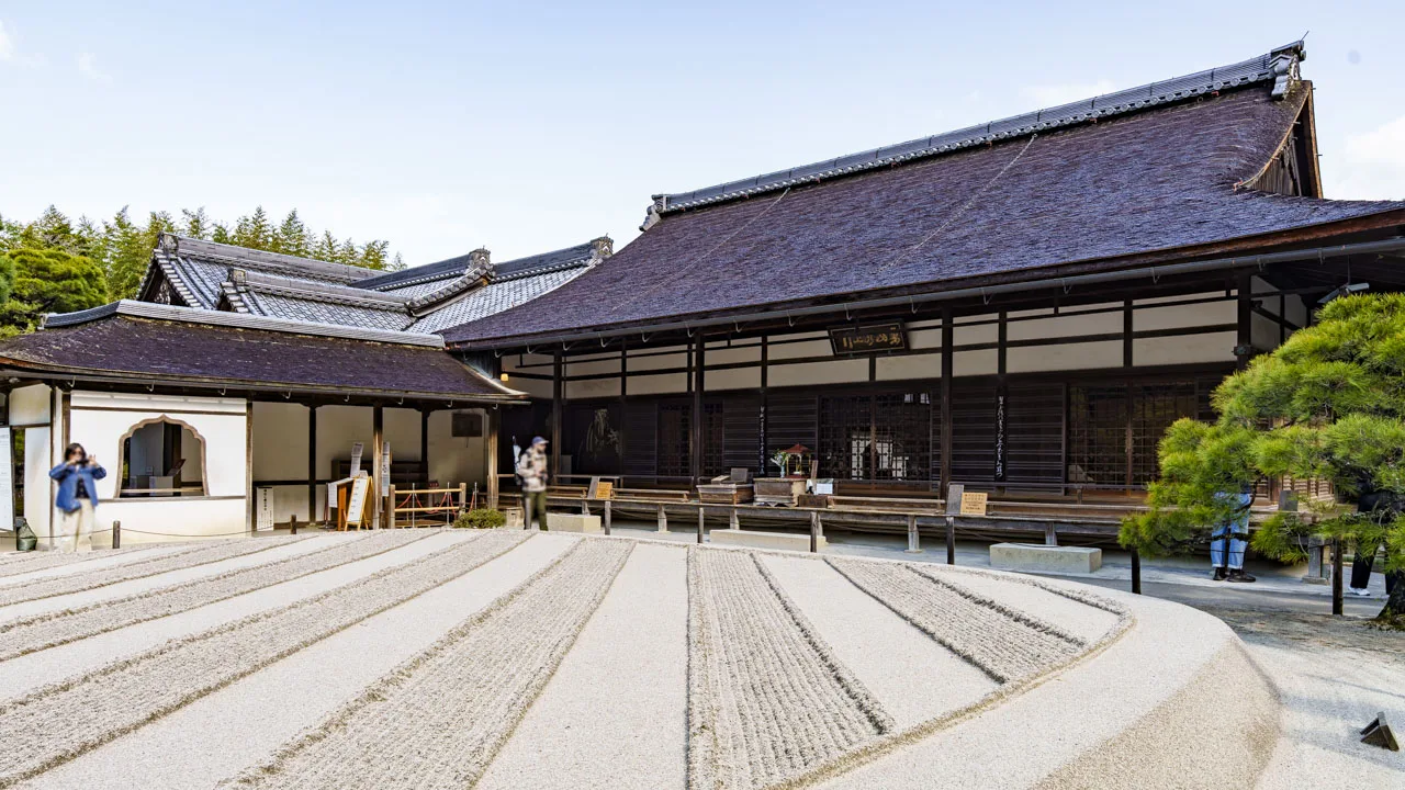 銀沙灘の向こうに建つ方丈(本堂)