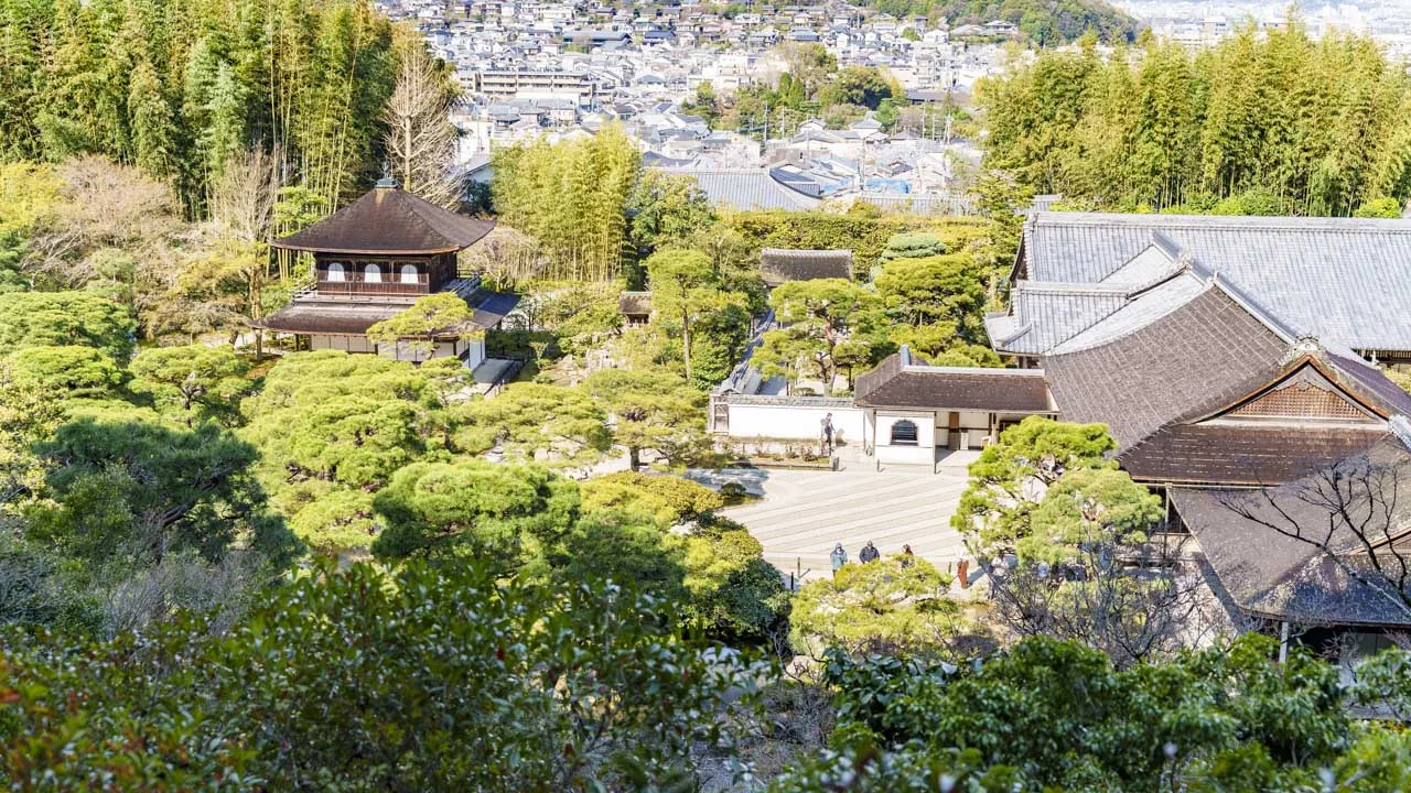 展望所から見下ろす観音殿と京都市街