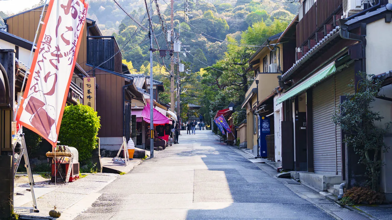 銀閣寺へ続く朝の参道
