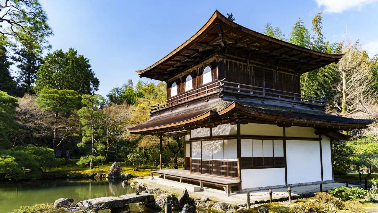 錦鏡池のほとりに建つ春の観音殿(銀閣)