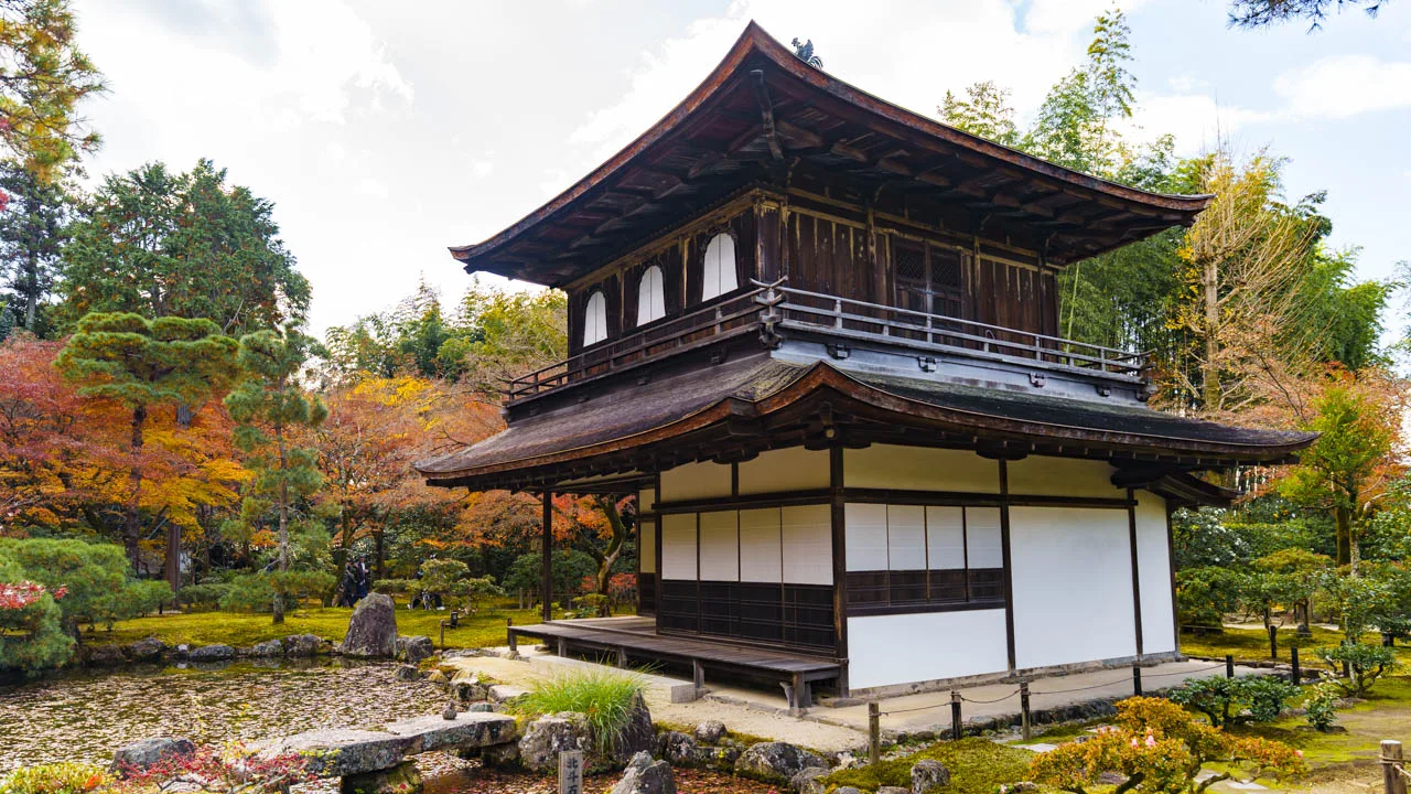 紅葉に包まれた晩秋の観音殿