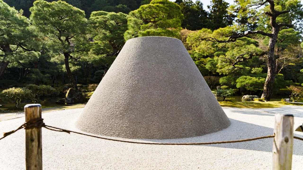 苔と松に囲まれた向月台