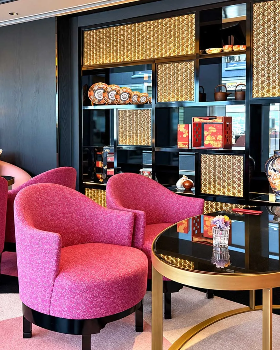 フォションホテル京都 FAUCHON Lounge のピンクのソファ