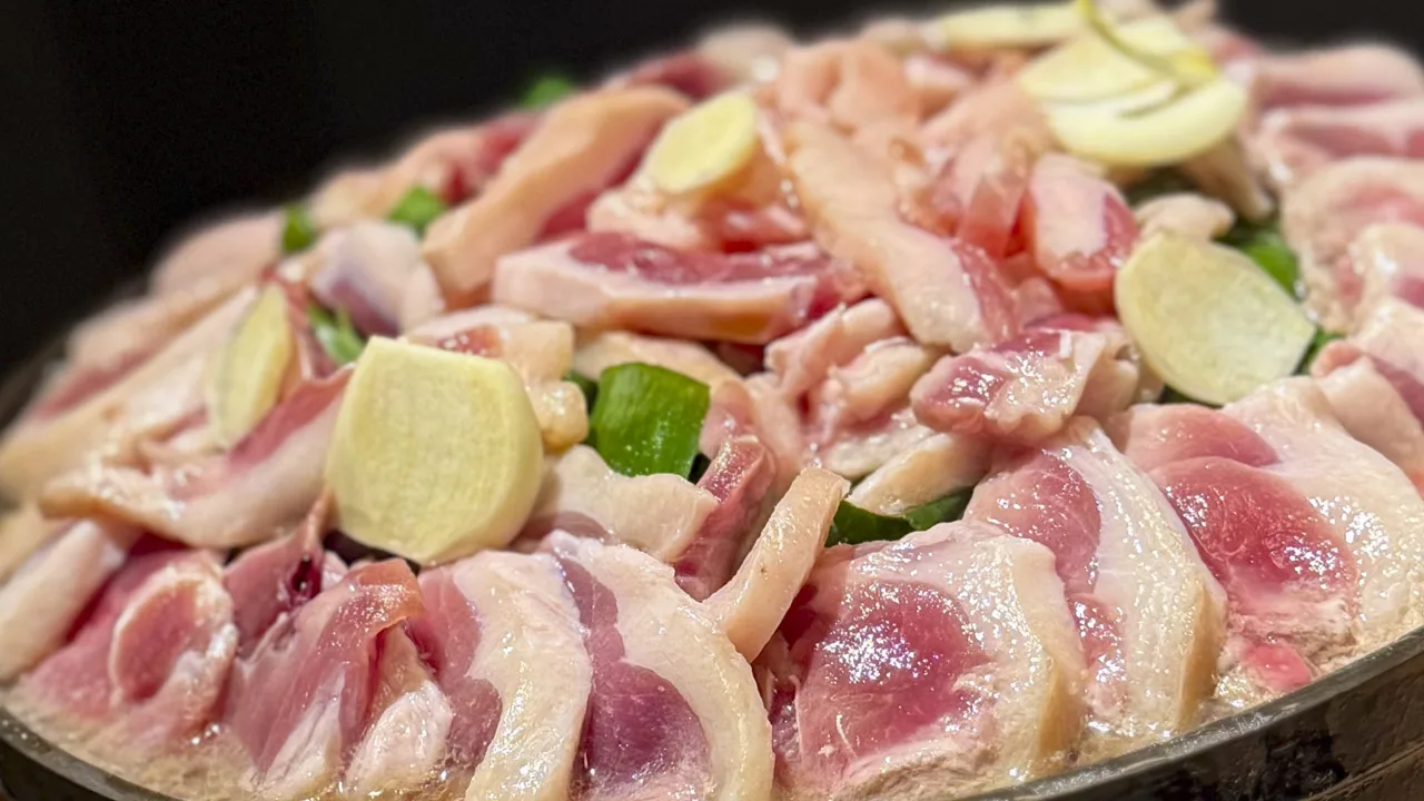 煮えていく鴨肉と生姜、ねぎ