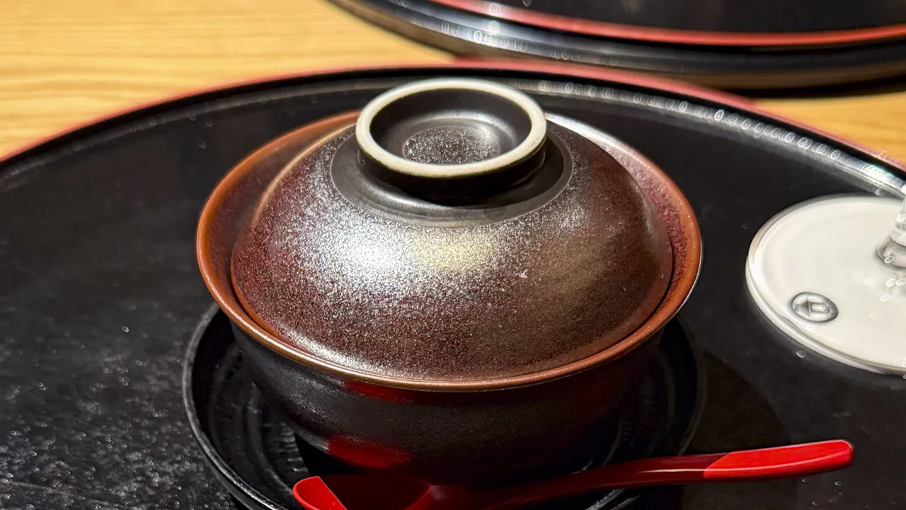蓋つきの器で供された茶碗蒸し