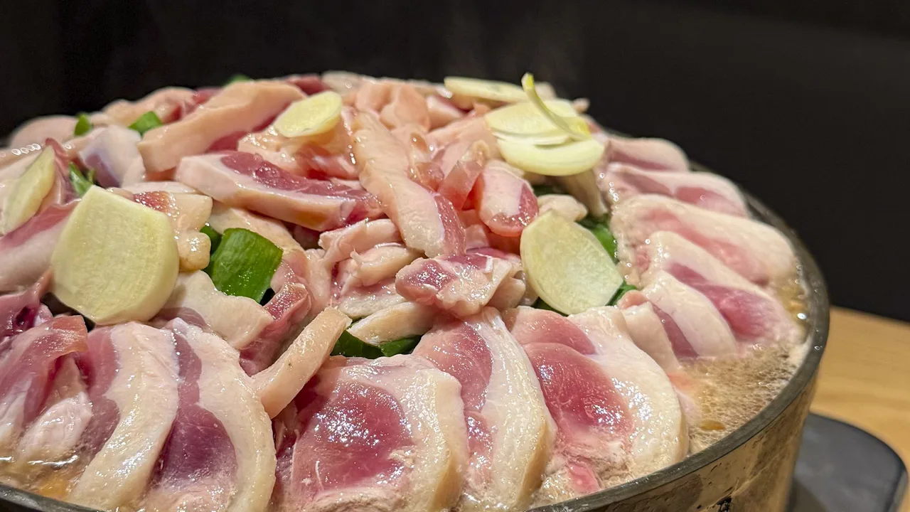 火が入り、煮えはじめた鴨のすき焼き
