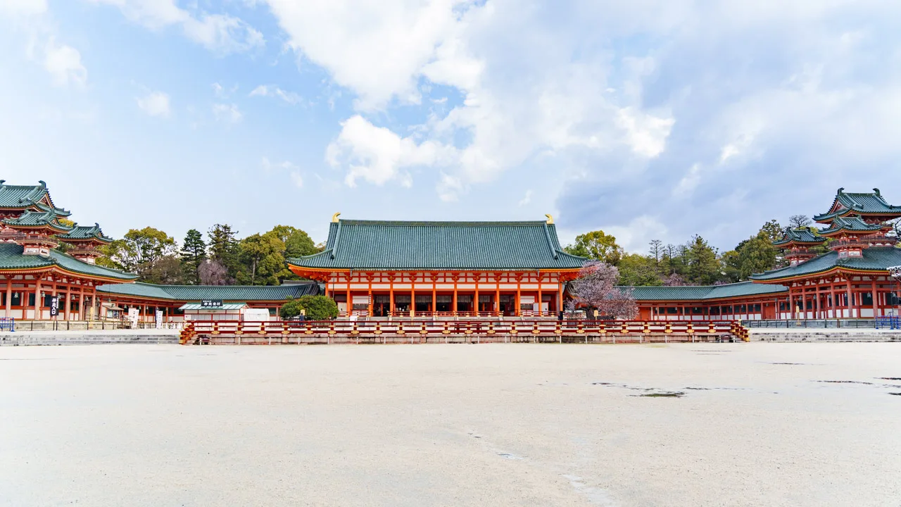 白砂の庭の奥に建つ大極殿と左右の楼閣