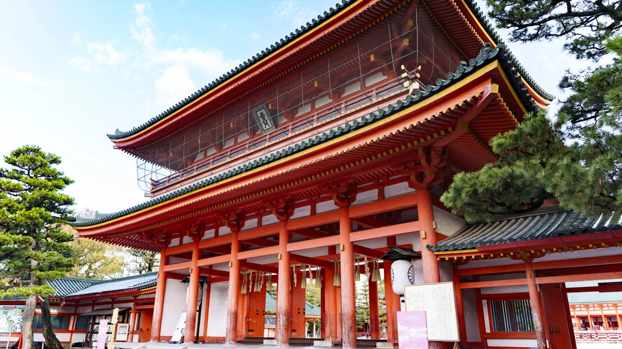 見上げる應天門の二層の屋根と朱の柱