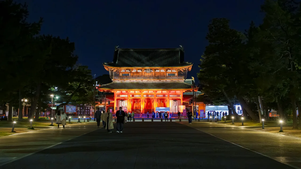夜の参道の先に浮かび上がる應天門