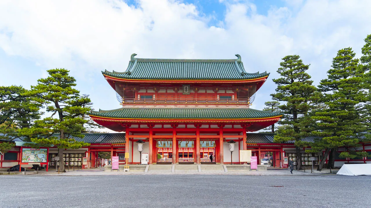 青空の下に建つ平安神宮の應天門