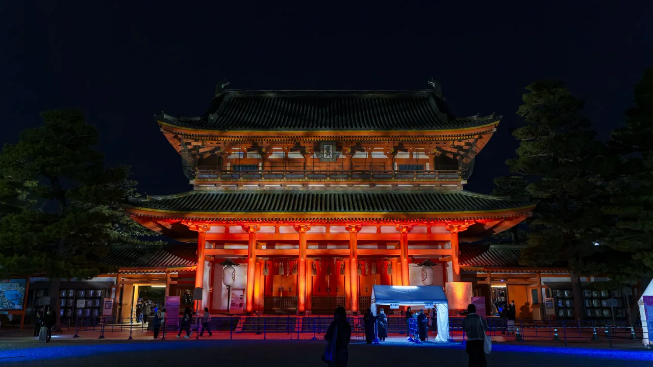 ライトアップされた夜の應天門