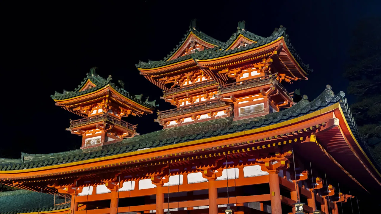 夜の光に浮かぶ蒼龍楼