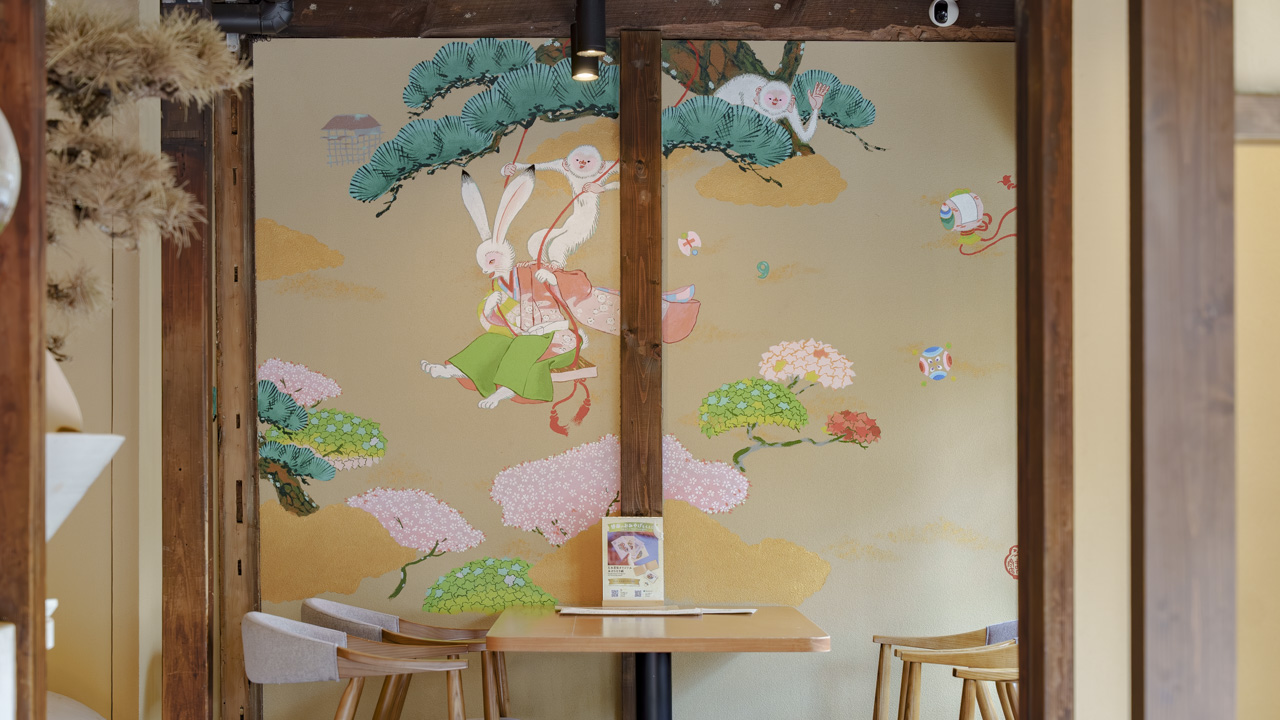 五木茶屋 清水店の店内を彩る鳥獣戯画アレンジの壁画