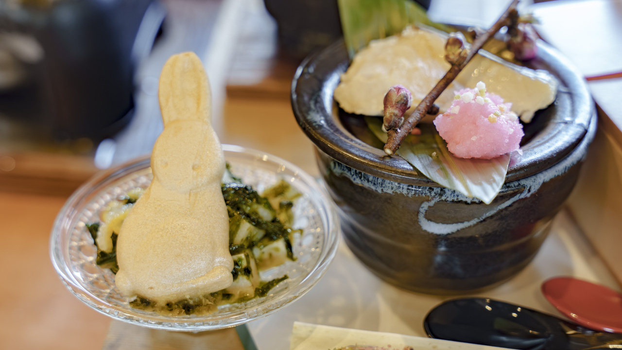 うさぎの最中など愛らしい意匠が並ぶ京丼五種食べ比べ膳(五木茶屋 清水店)