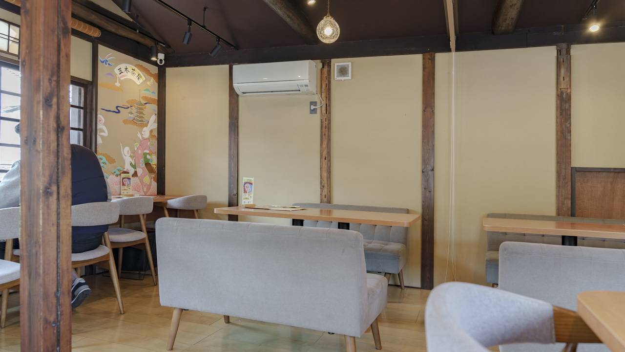 京町家の梁が残る五木茶屋 清水店の窓際席
