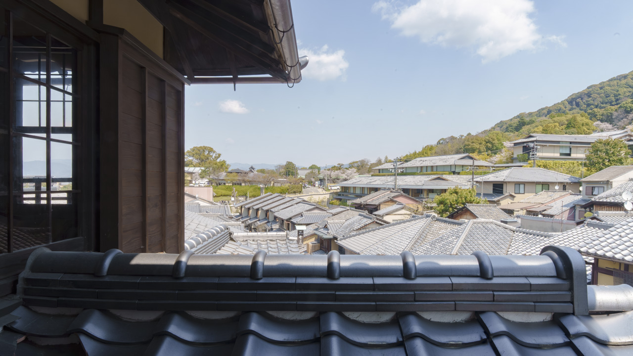 五木茶屋 清水店の窓から望む二寧坂の家並み