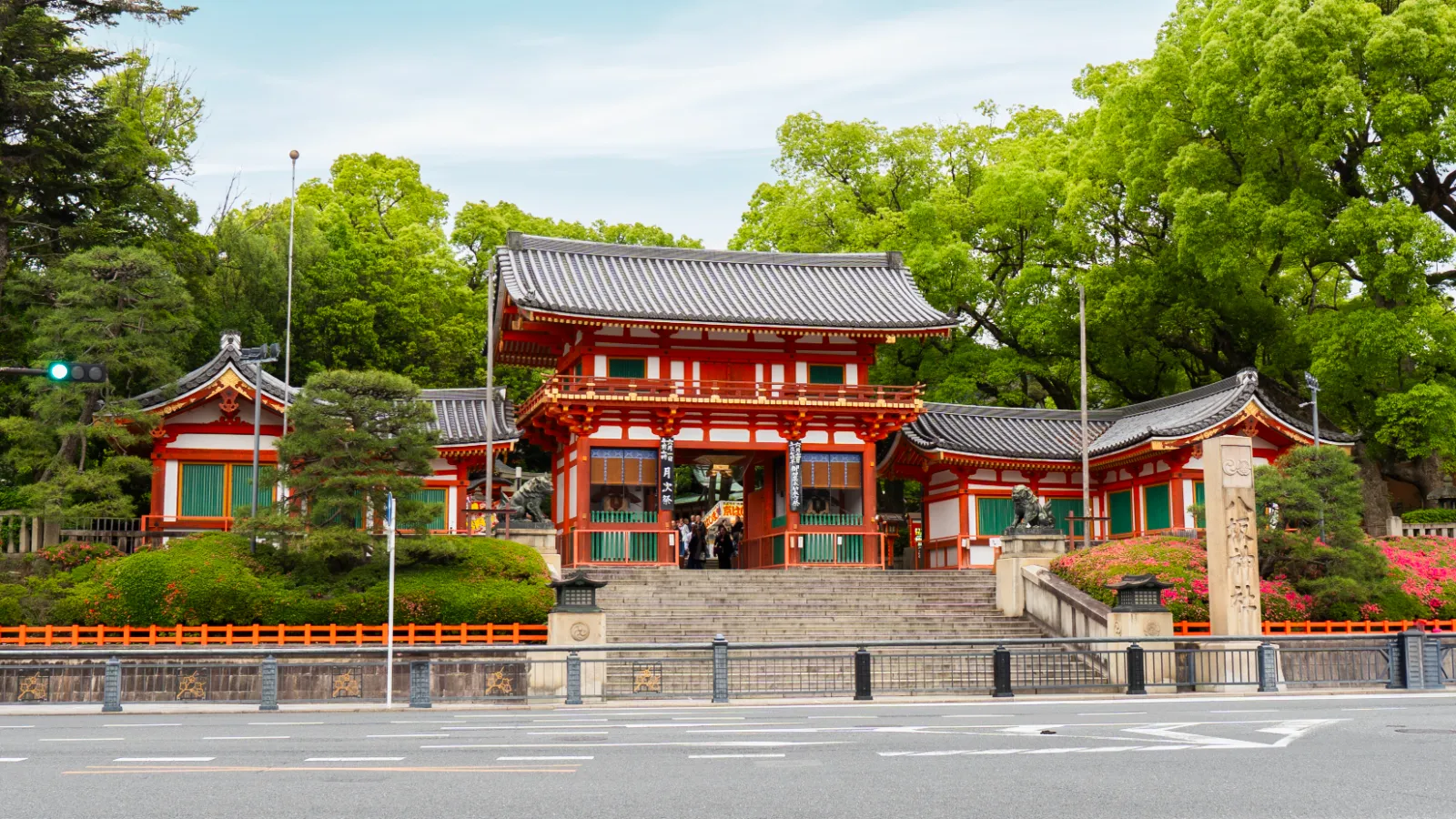 四条通から望む八坂神社の西楼門