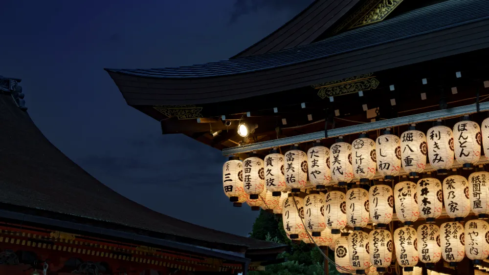 八坂神社 舞殿に灯る夜の提灯