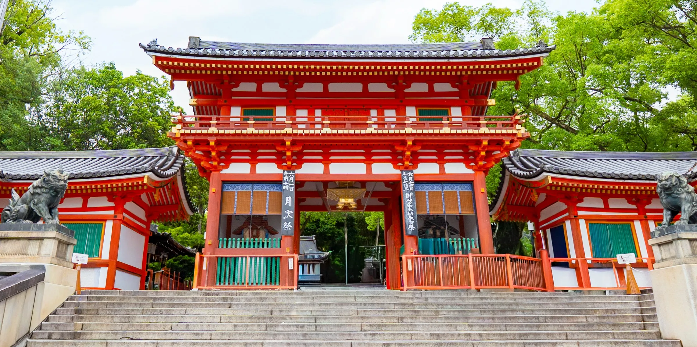 八坂神社の西楼門と石段(京都・祇園)