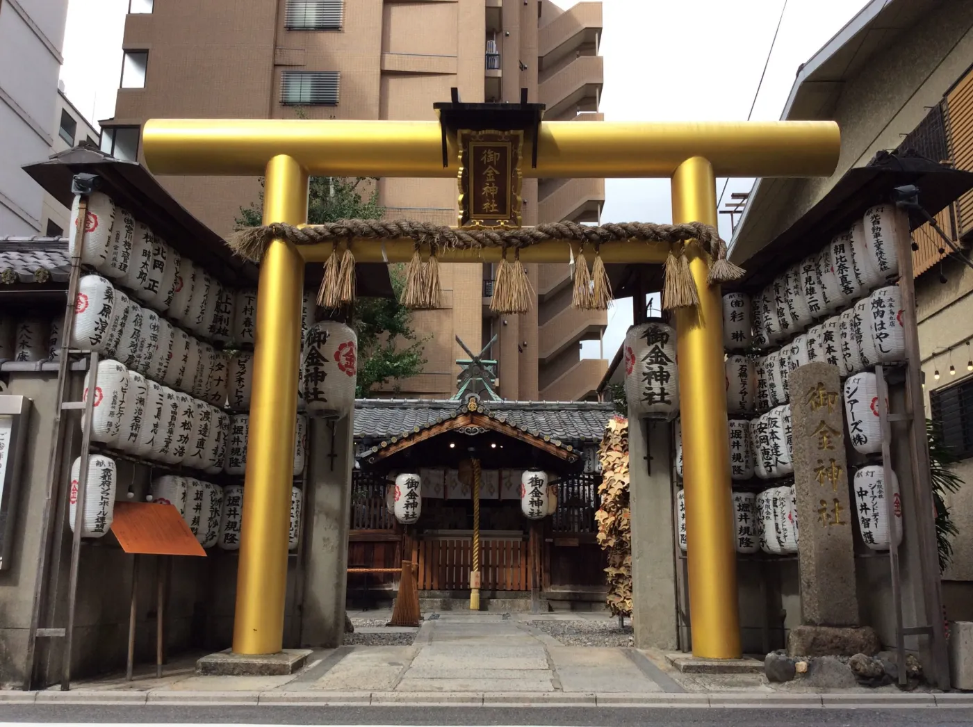 御金神社の金色の鳥居