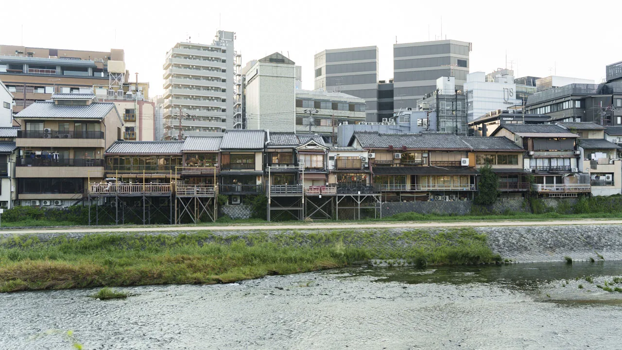 対岸から眺めた、納涼床の並ぶ西岸の家並み